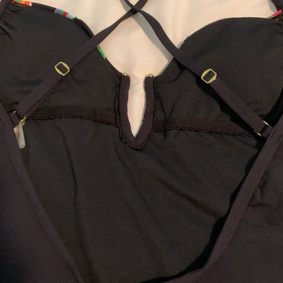 Black & Tropical Swimsuit - Picture 4 of 4